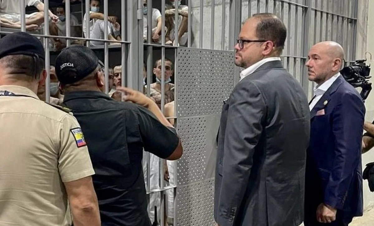 Ministros ecuatorianos visitan el CECOT