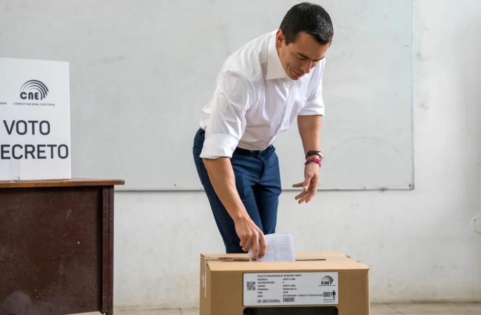 Daniel Noboa ejerció su derecho al voto en la segunda vuelta electoral