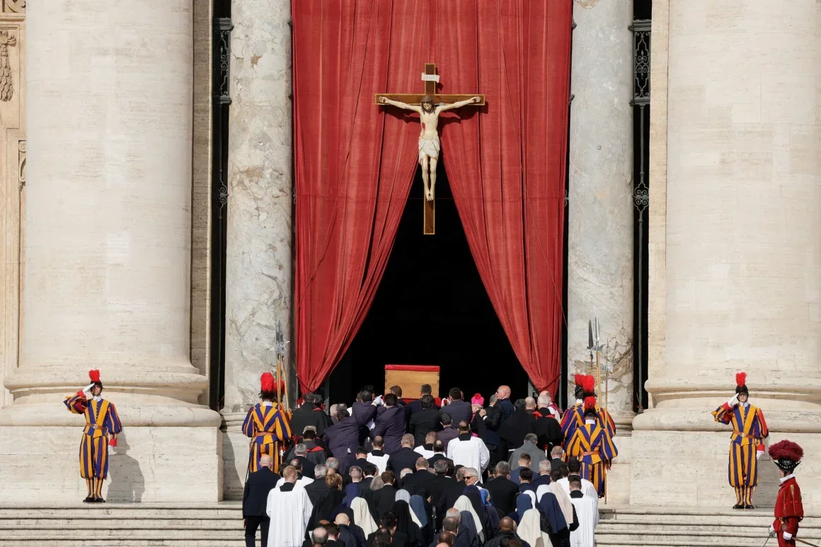 El cuerpo del papa Francisco llega a la basílica de San Pedro