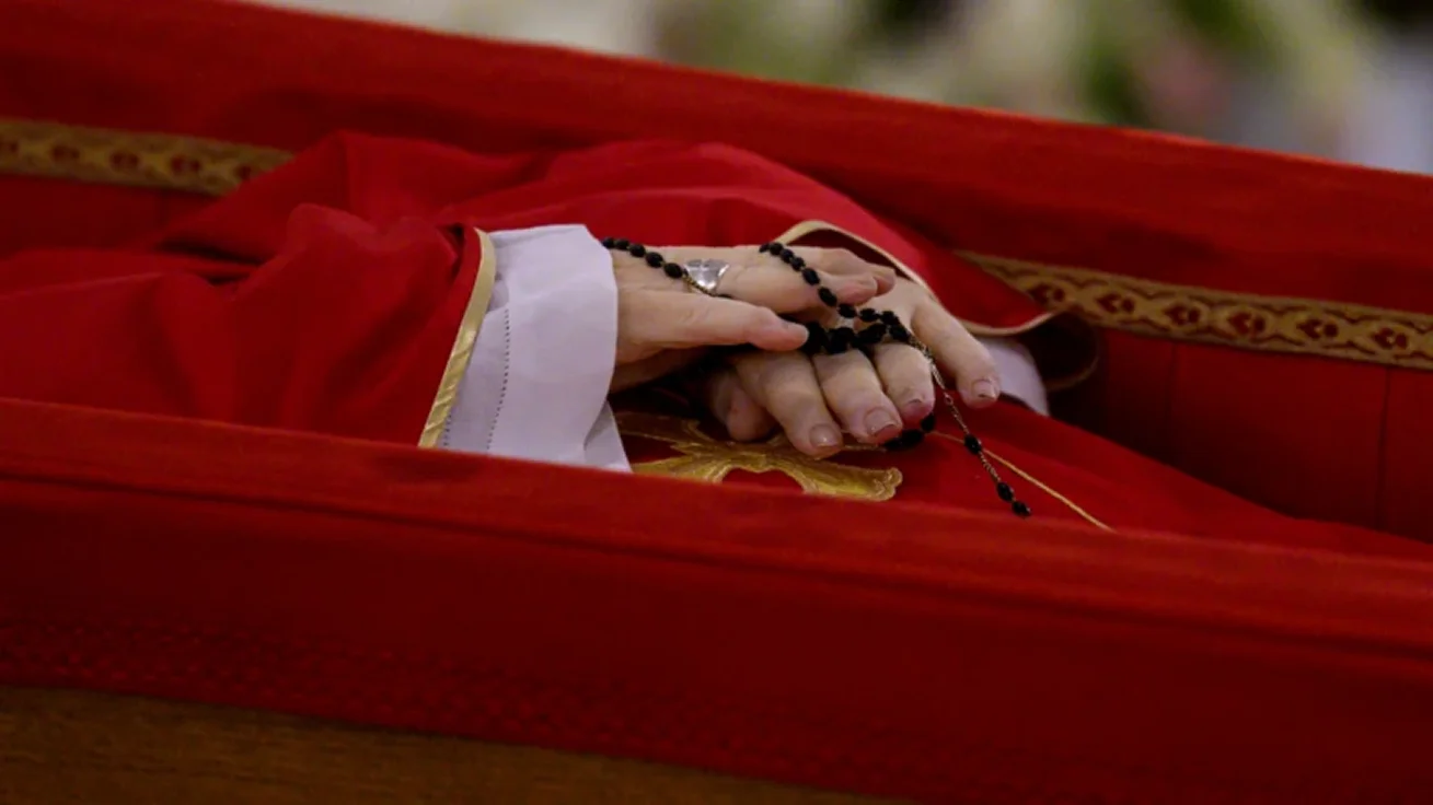 El Vaticano revela las imágenes del féretro del Papa Francisco