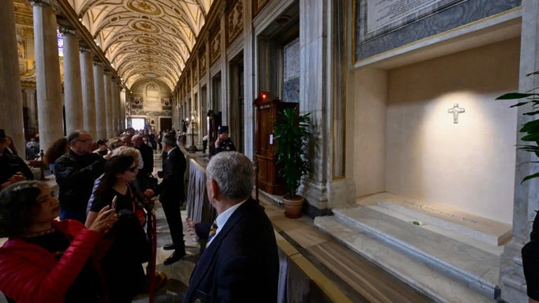 Miles de fieles visitan la tumba del Papa Francisco en Roma