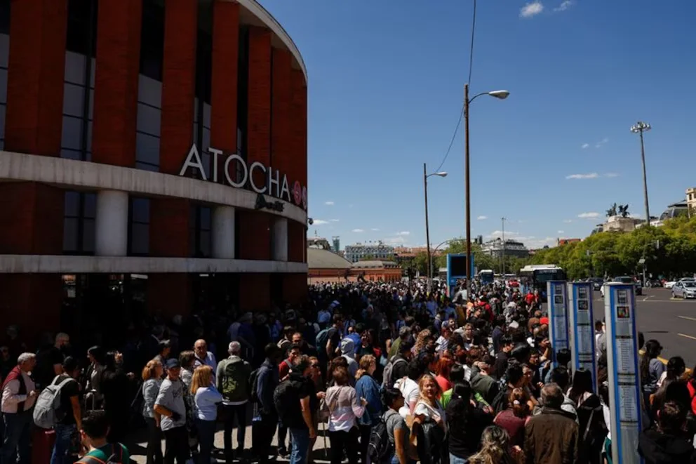 Supermercados en España cierran tras un apagón histórico