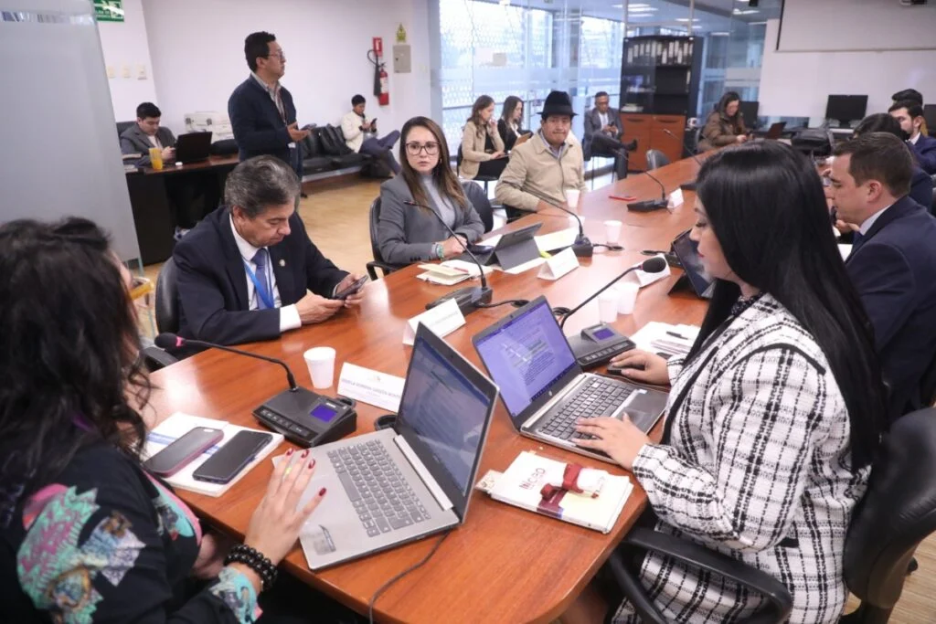 Asamblea aprueba informe para debate sobre bases extranjeras en Ecuador