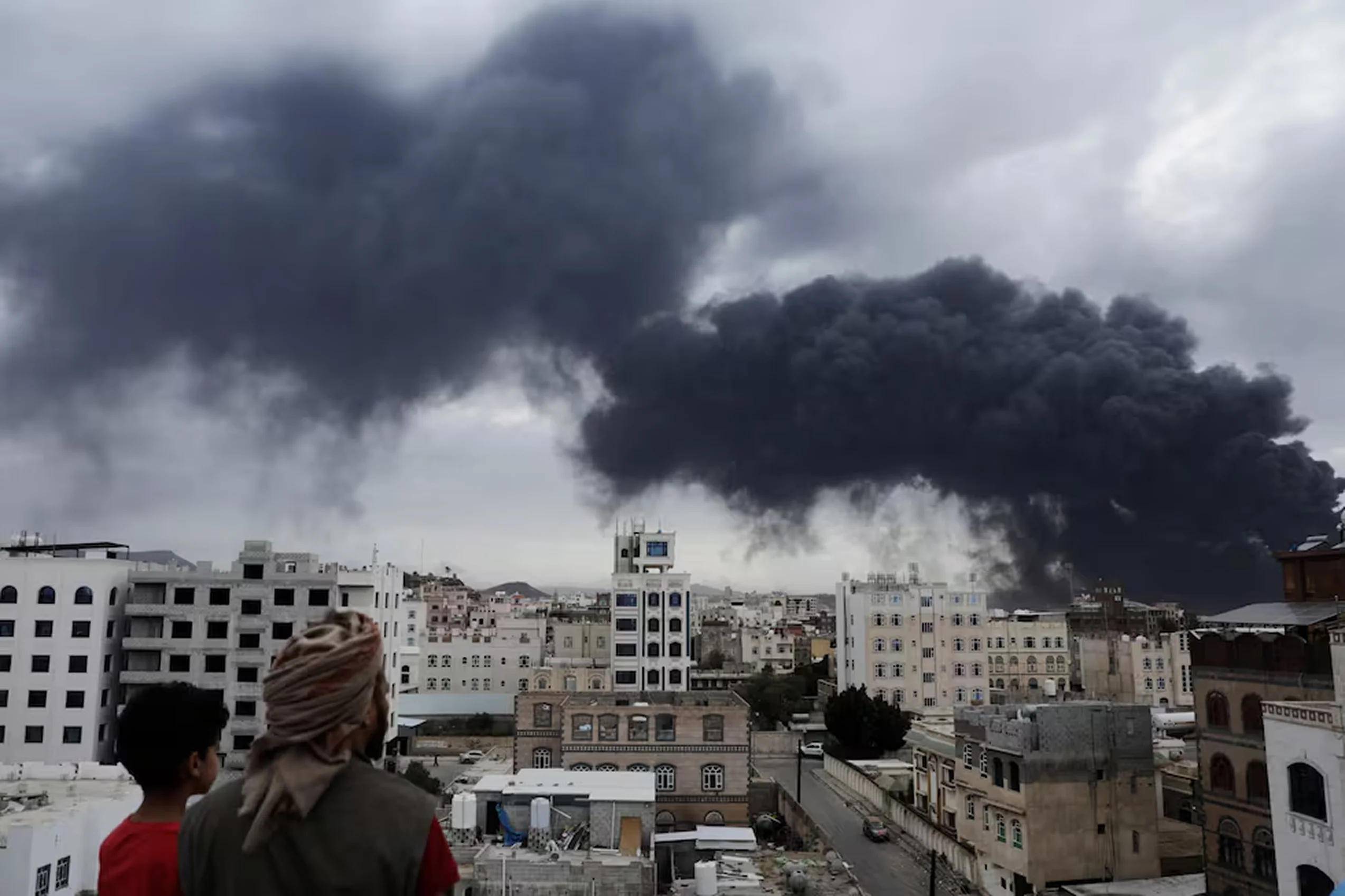 Israel bombardea el aeropuerto de Saná tras ataque hutí