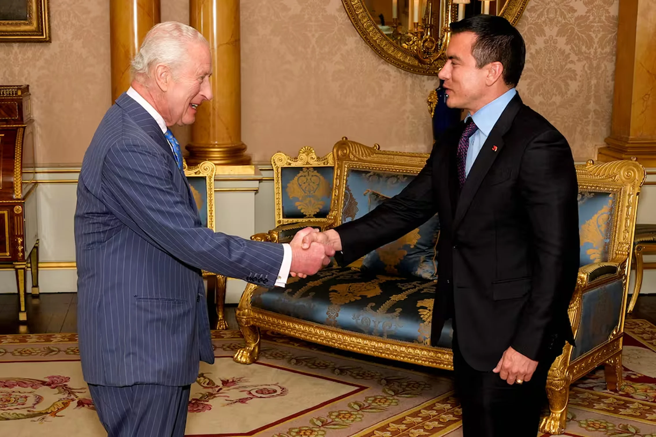 El rey Carlos III recibe a Daniel Noboa durante su gira internacional