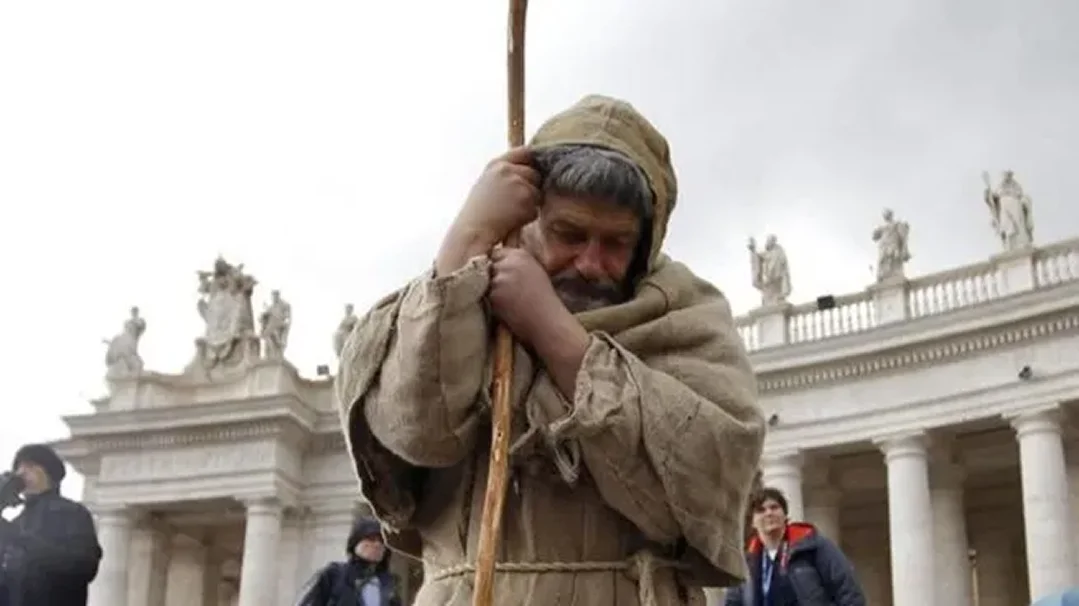 Misterioso hombre que apareció en el cónclave del papa León XIV