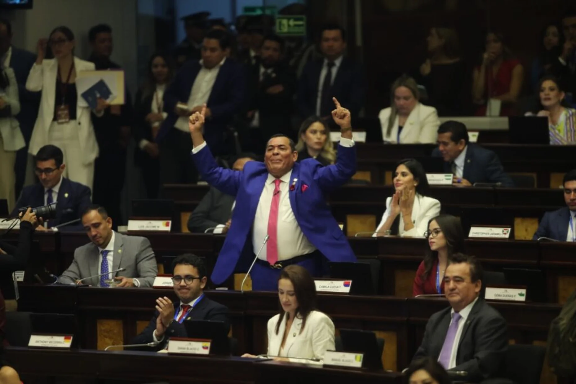 Gritos y desorden marcan el inicio del periodo parlamentario