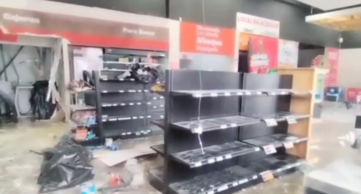Explosivos en Gasolinera en la Autopista Narcisa de Jesús