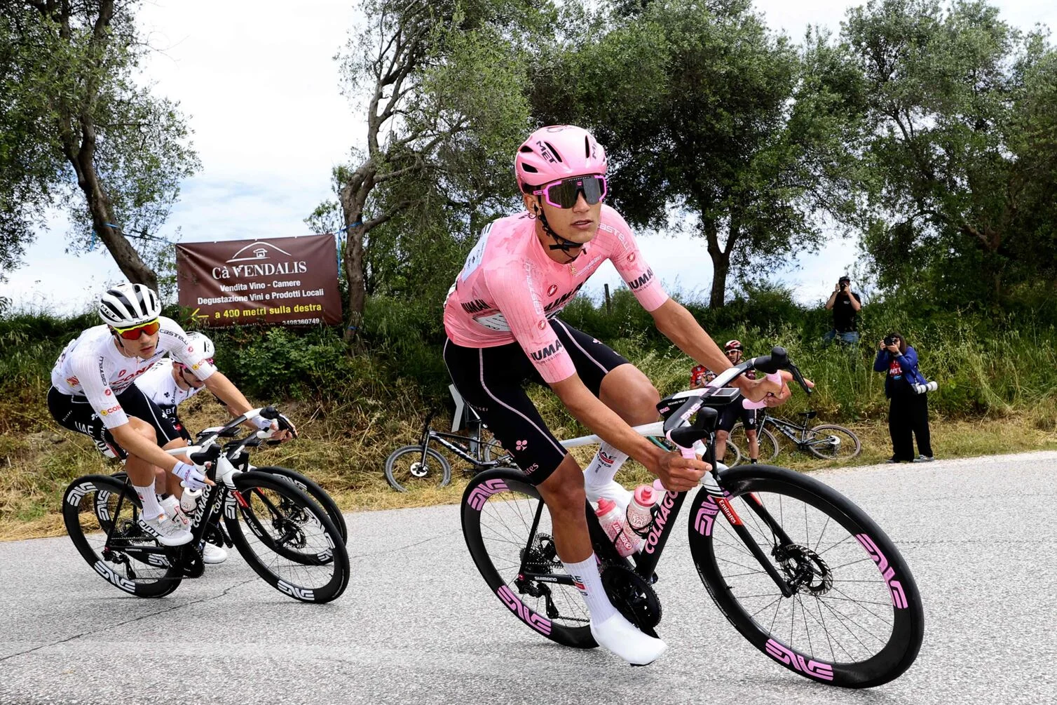 Canales y horarios para ver en vivo a Richard Carapaz en la etapa 14 del Giro de Italia 2025