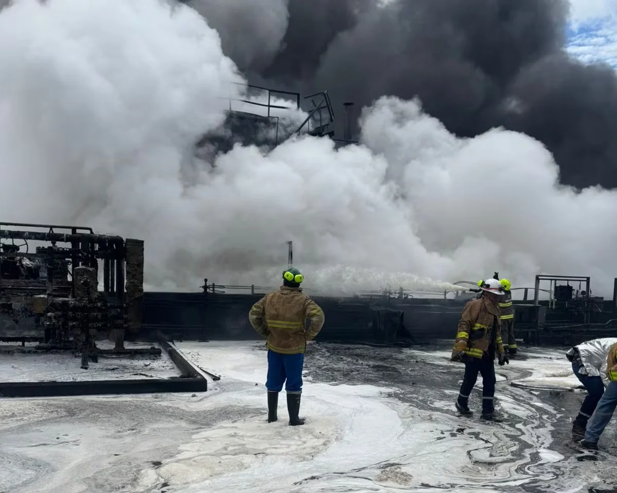 Refinería de Esmeraldas paraliza operaciones tras incendio