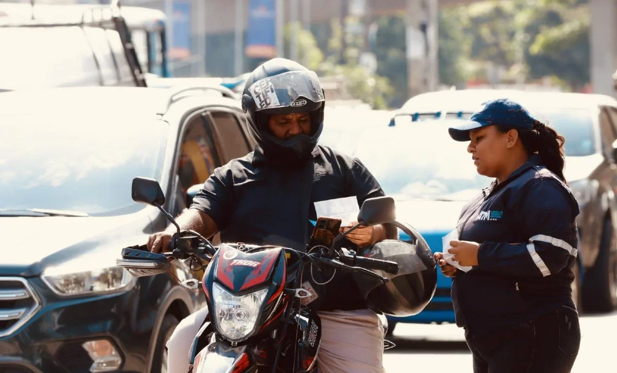 Multa de $94 por no usar casco en Guayaquil