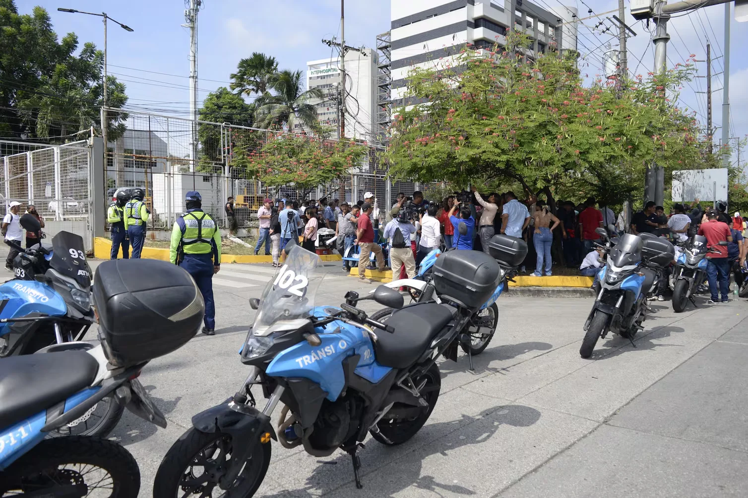 Transportistas protagonizan plantón en la ATM