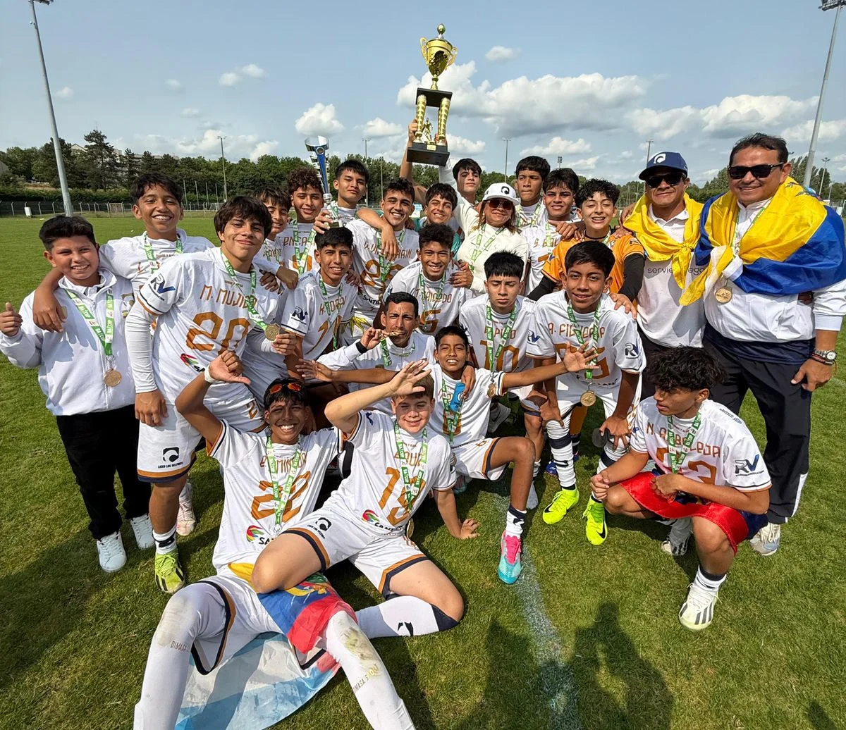 ECUATORIANOS GANAN CAMPEONATO DE FÙTBOL EN EUROPA
