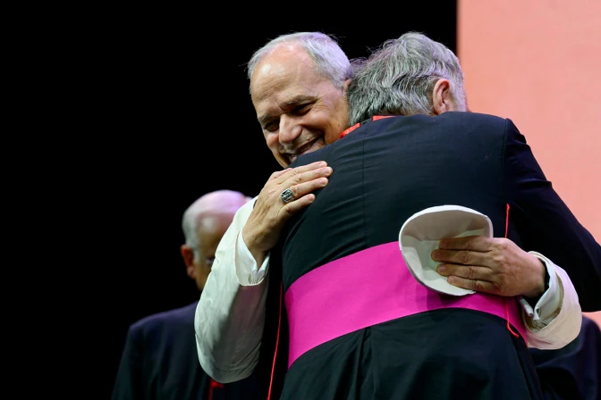 ¿Me da un abrazo?”: el emotivo gesto entre un sacerdote español y el Papa León XIV