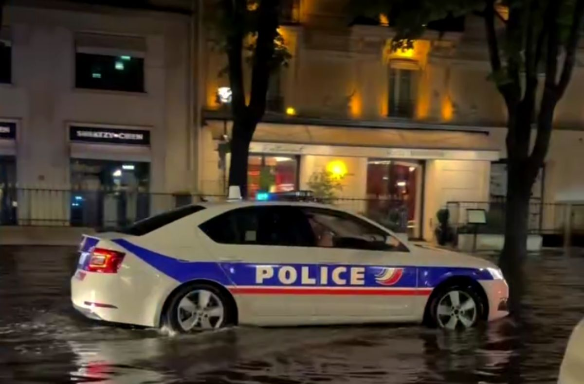 Policías en París reproducen música del Titanic durante lluvias torrenciales