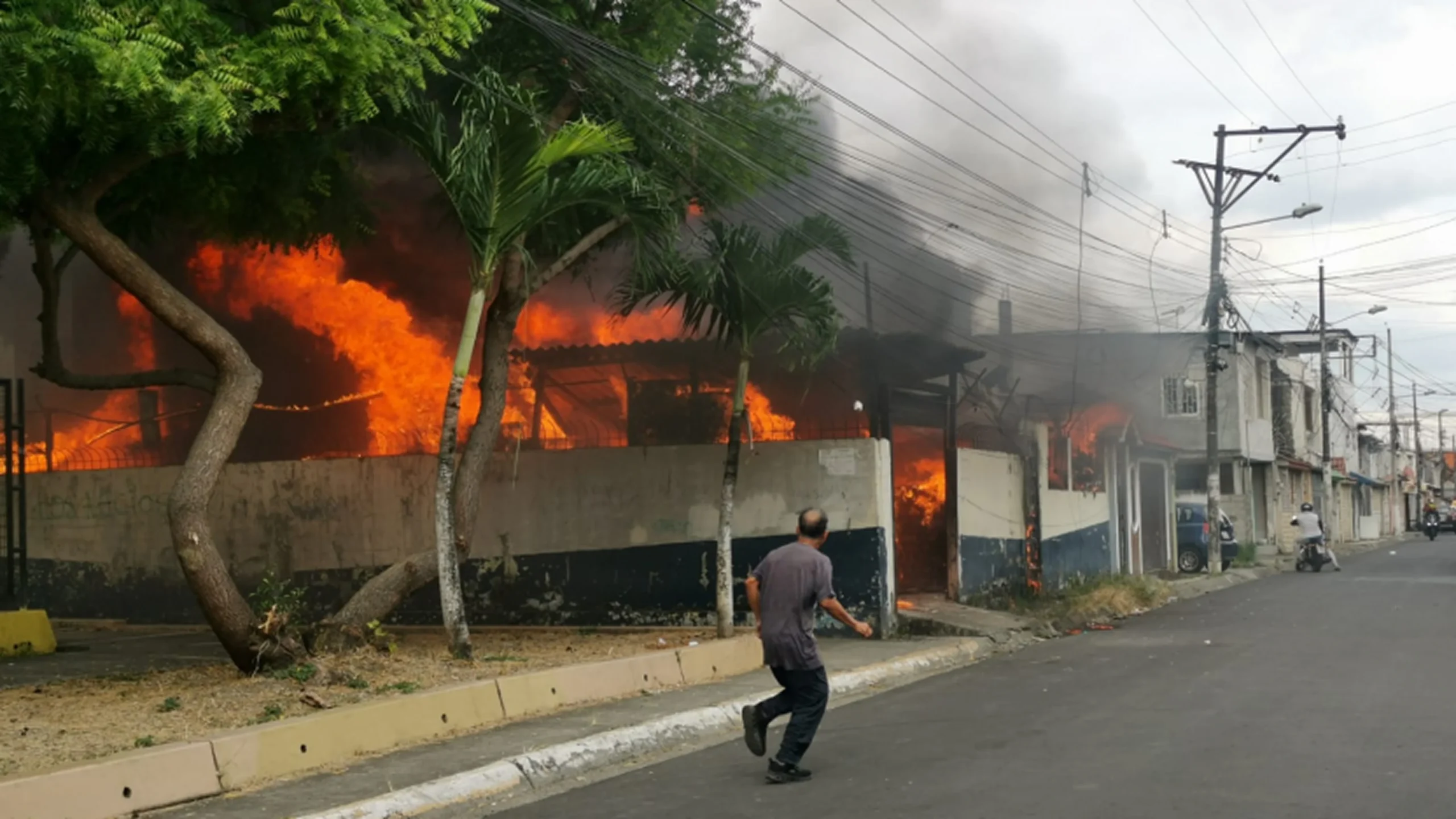 Incendio en Las Orquídeas norte de Guayaquil deja un muerto y tres heridos