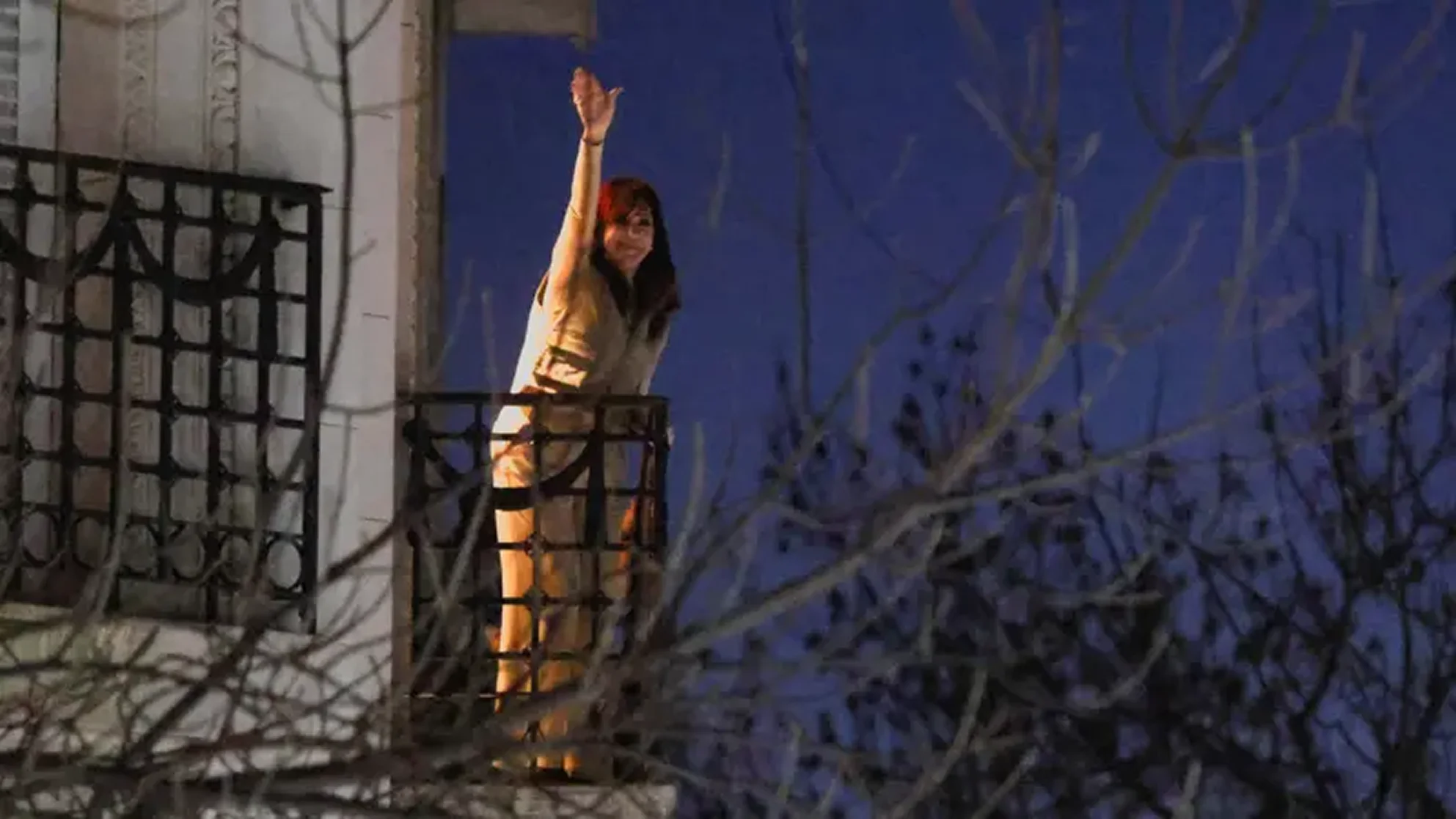 Cristina Kirchner inicia prisión domiciliaria por corrupción