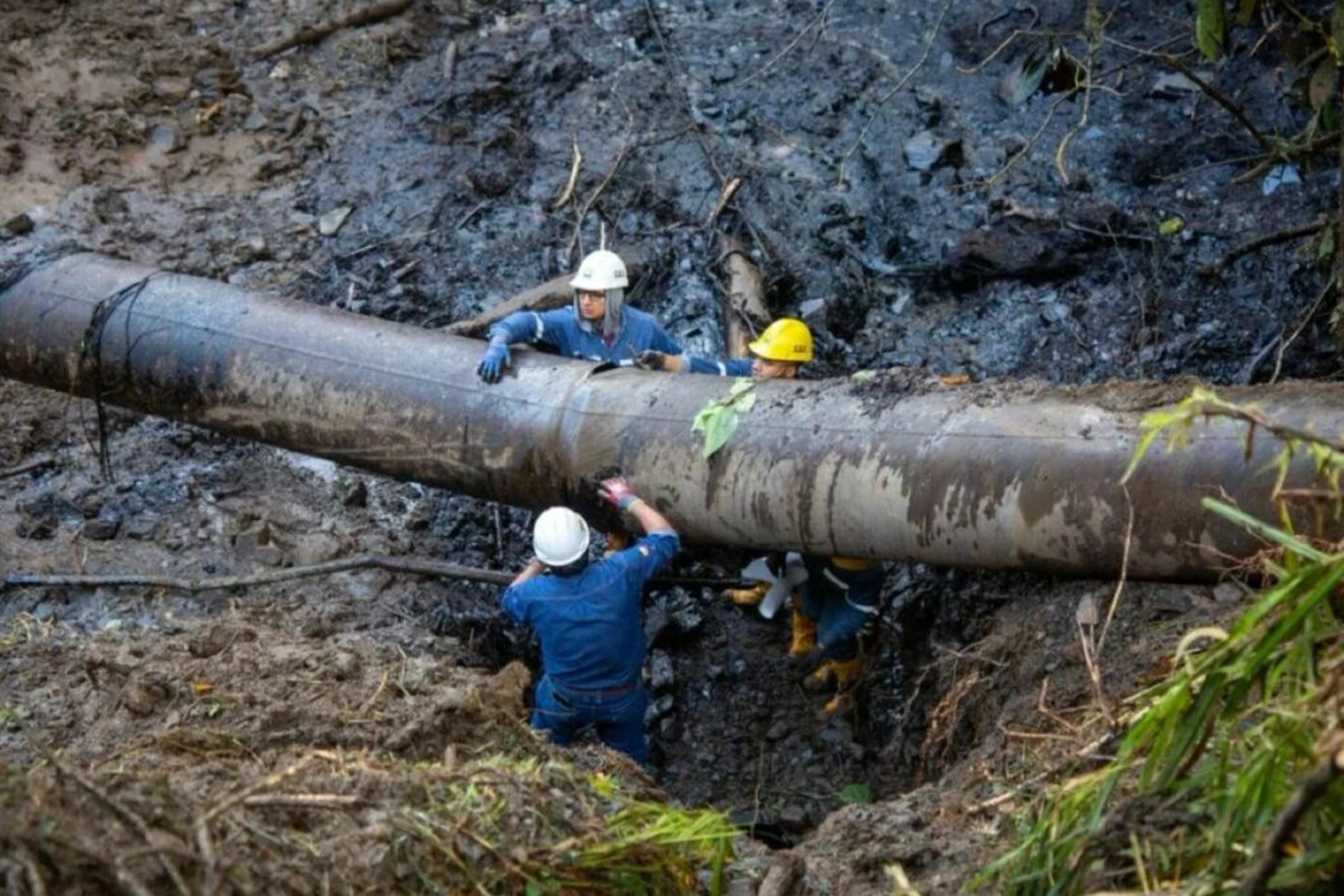 El derrame de petróleo en Ecuador está controlado tras rotura de oleoducto