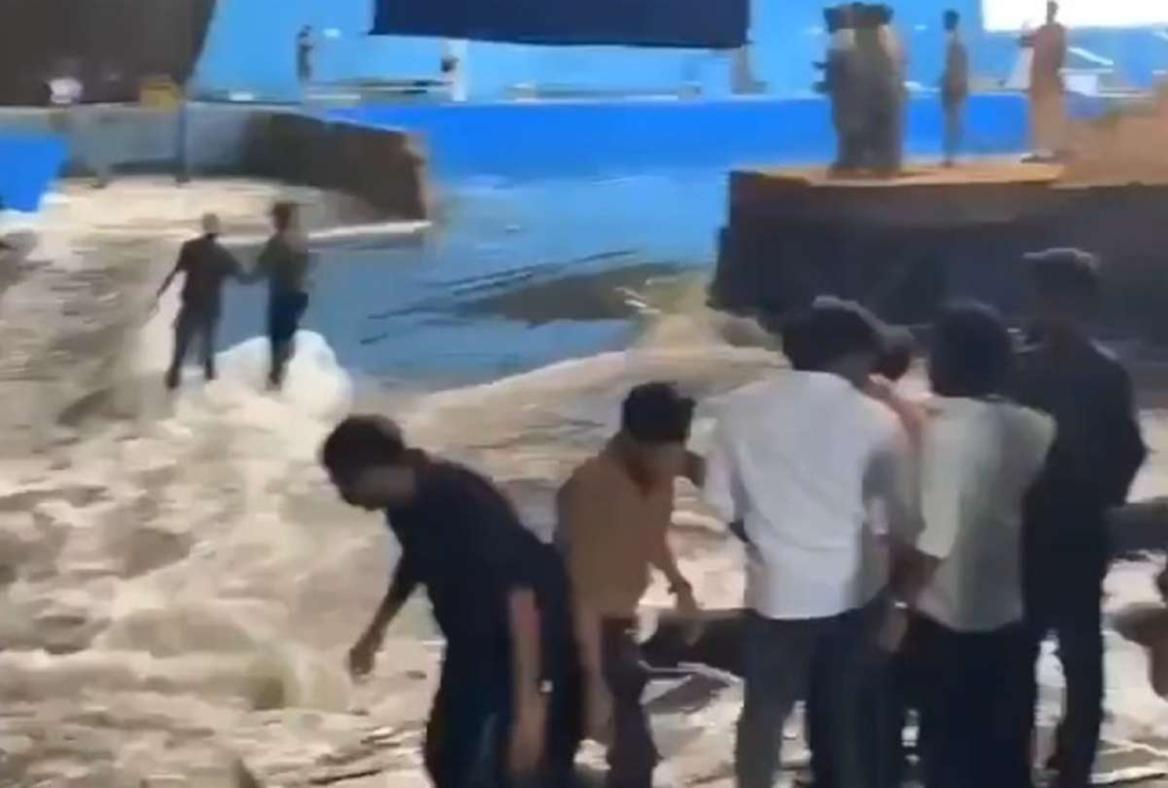 Explosión de tanque de agua en el set de ‘The India House’