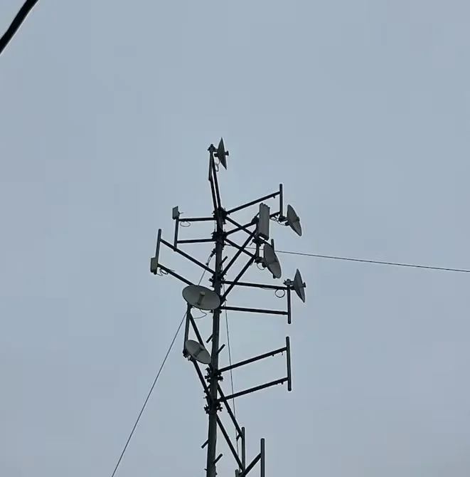 Desmantelan antenas ilegales de internet frente a la Penitenciaría