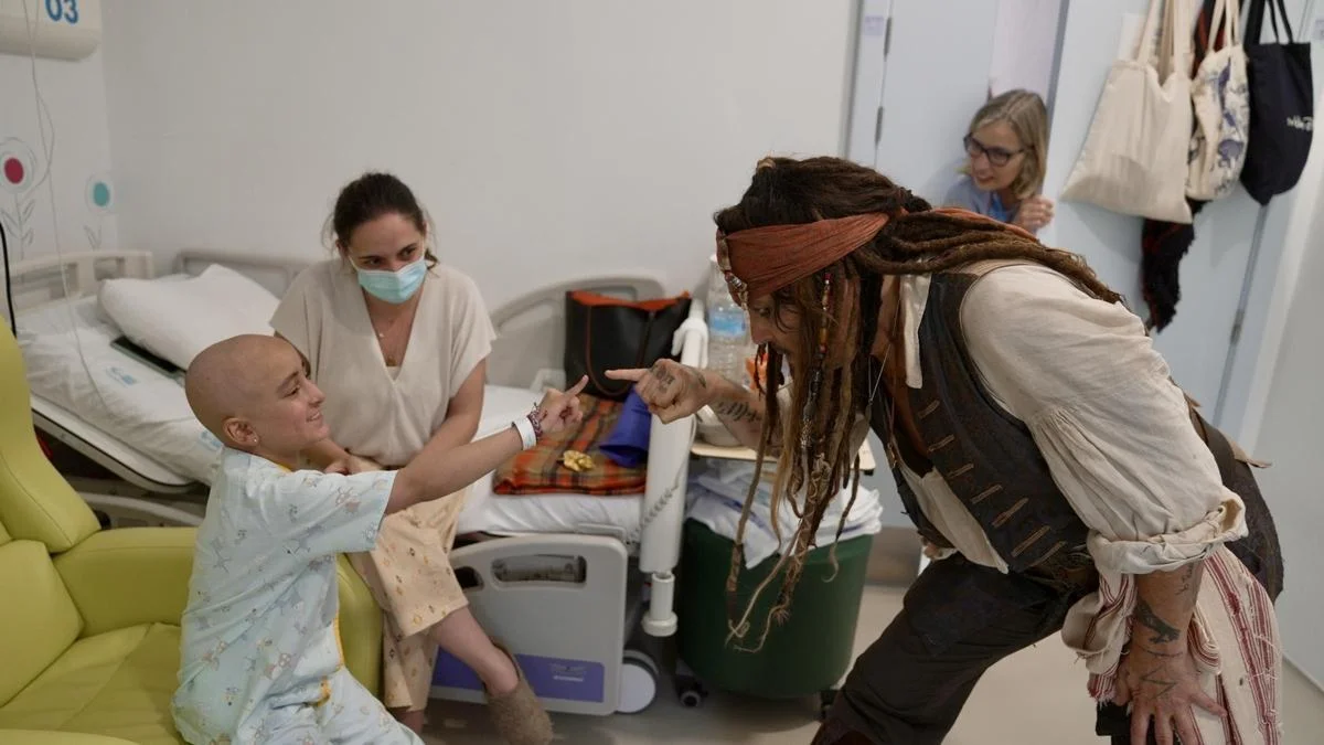 Johnny Depp emociona con una visita sorpresa a los niños con cáncer