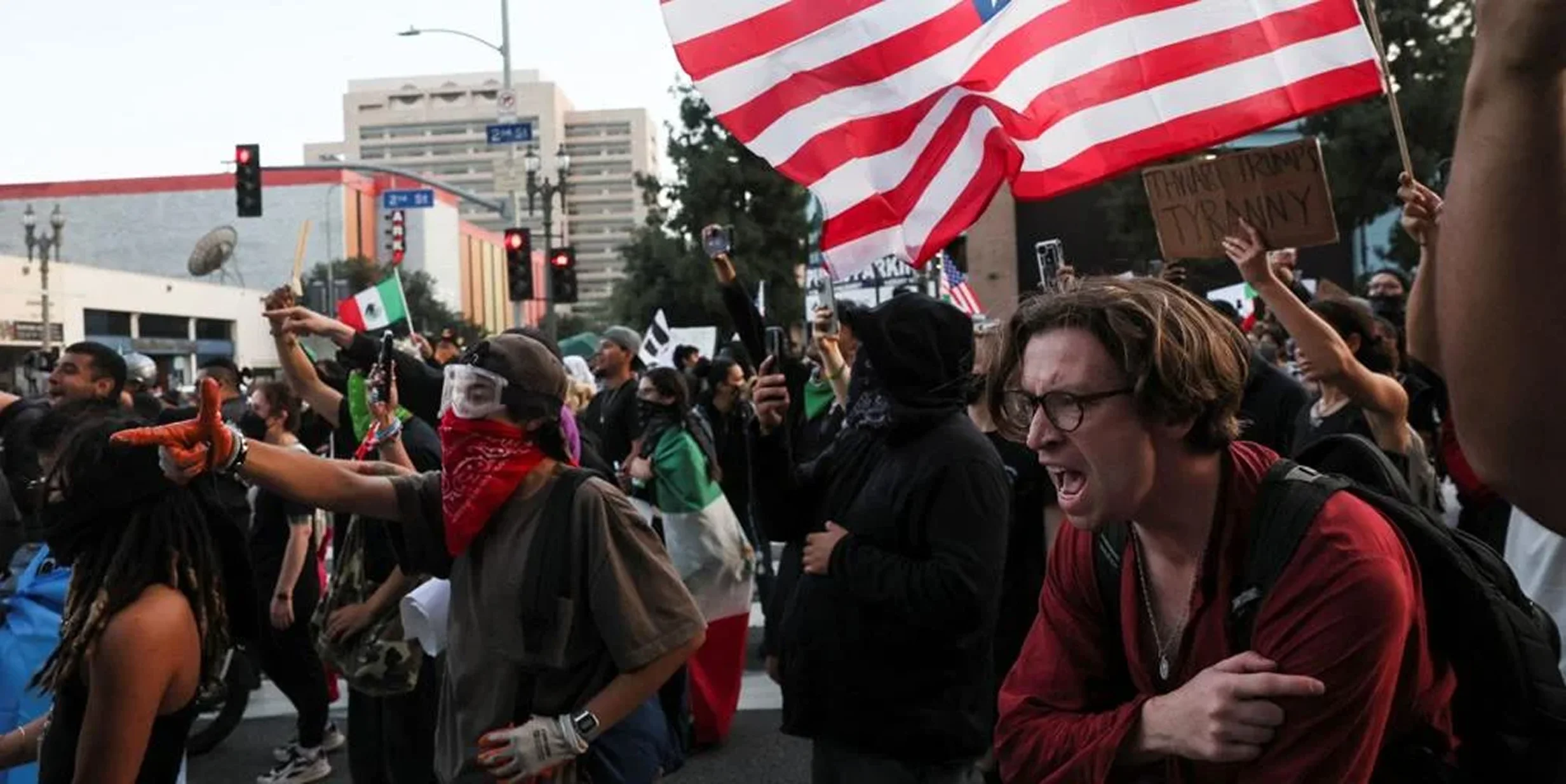 Declaran toque de queda en Los Ángeles tras protestas