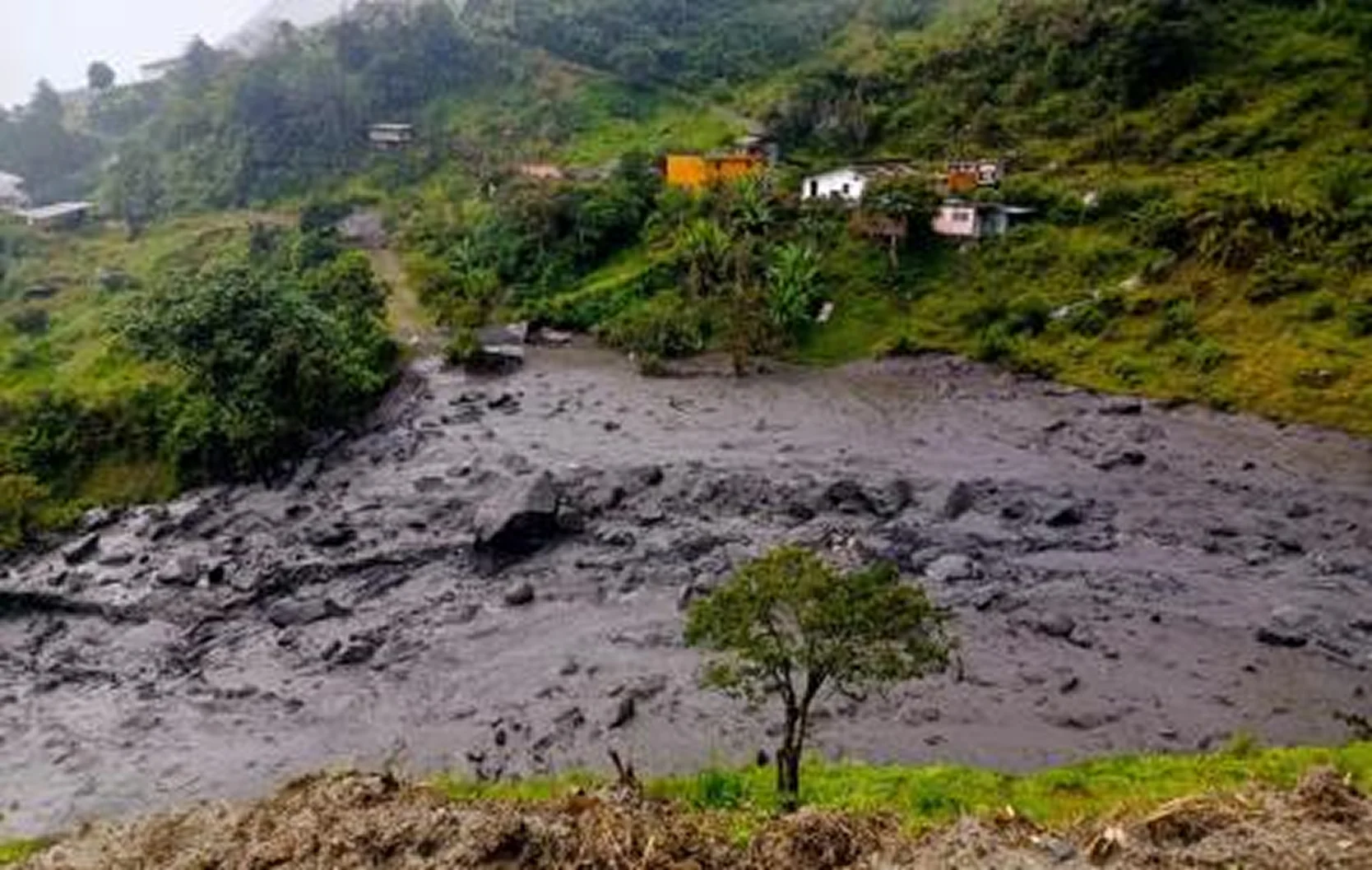Amaluza quedó cubierta de lodo tras un aluvión