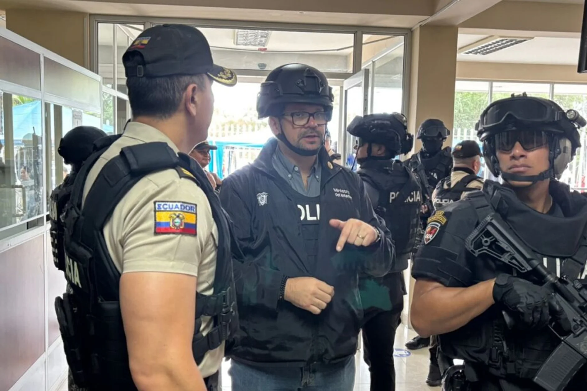 Ministro del Interior denuncia corrupción y crimen organizado en agencias de tránsito en Ecuador