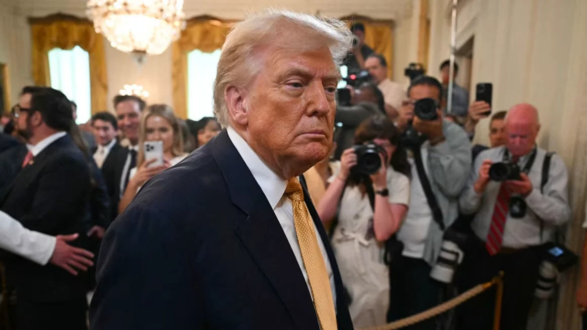 Donald Trump es diagnosticado con insuficiencia venosa crónica tras hinchazón en las piernas