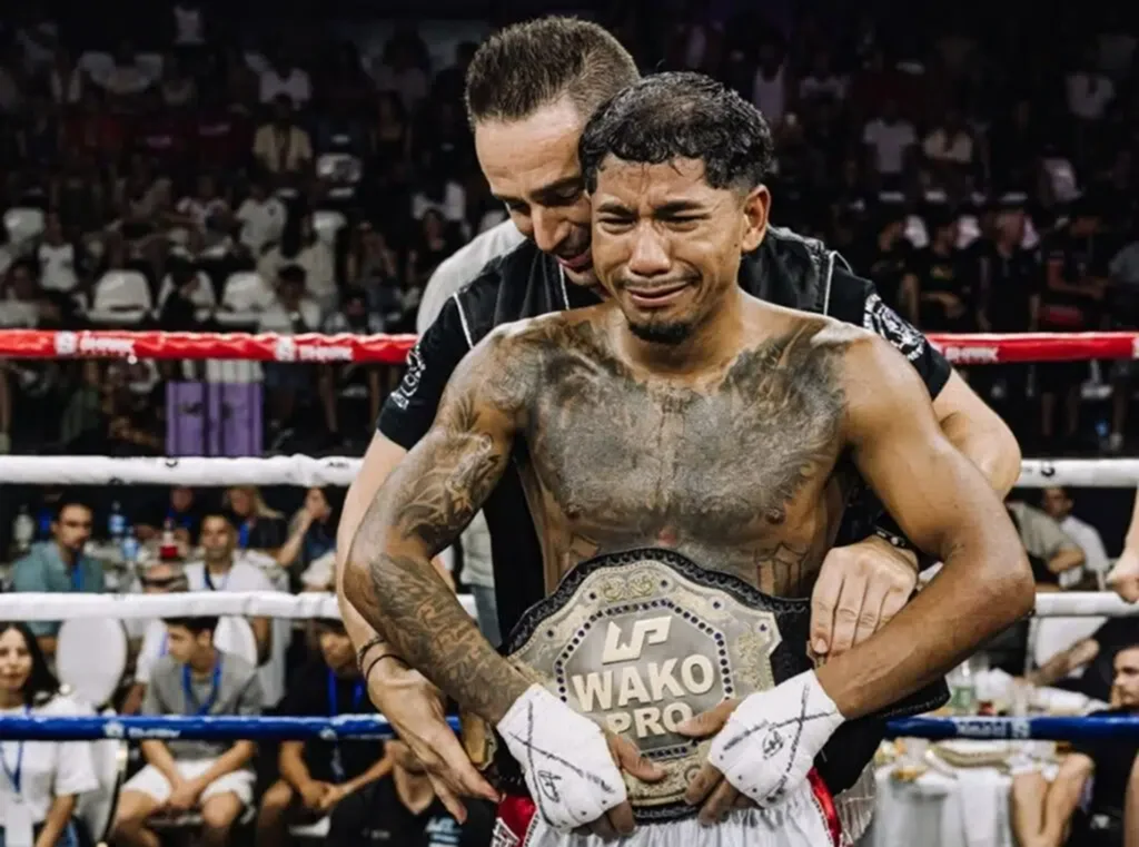 ‘El Tigre’ Dostin Ortiz se consagra campeón mundial de kickboxing y hace historia para Ecuador