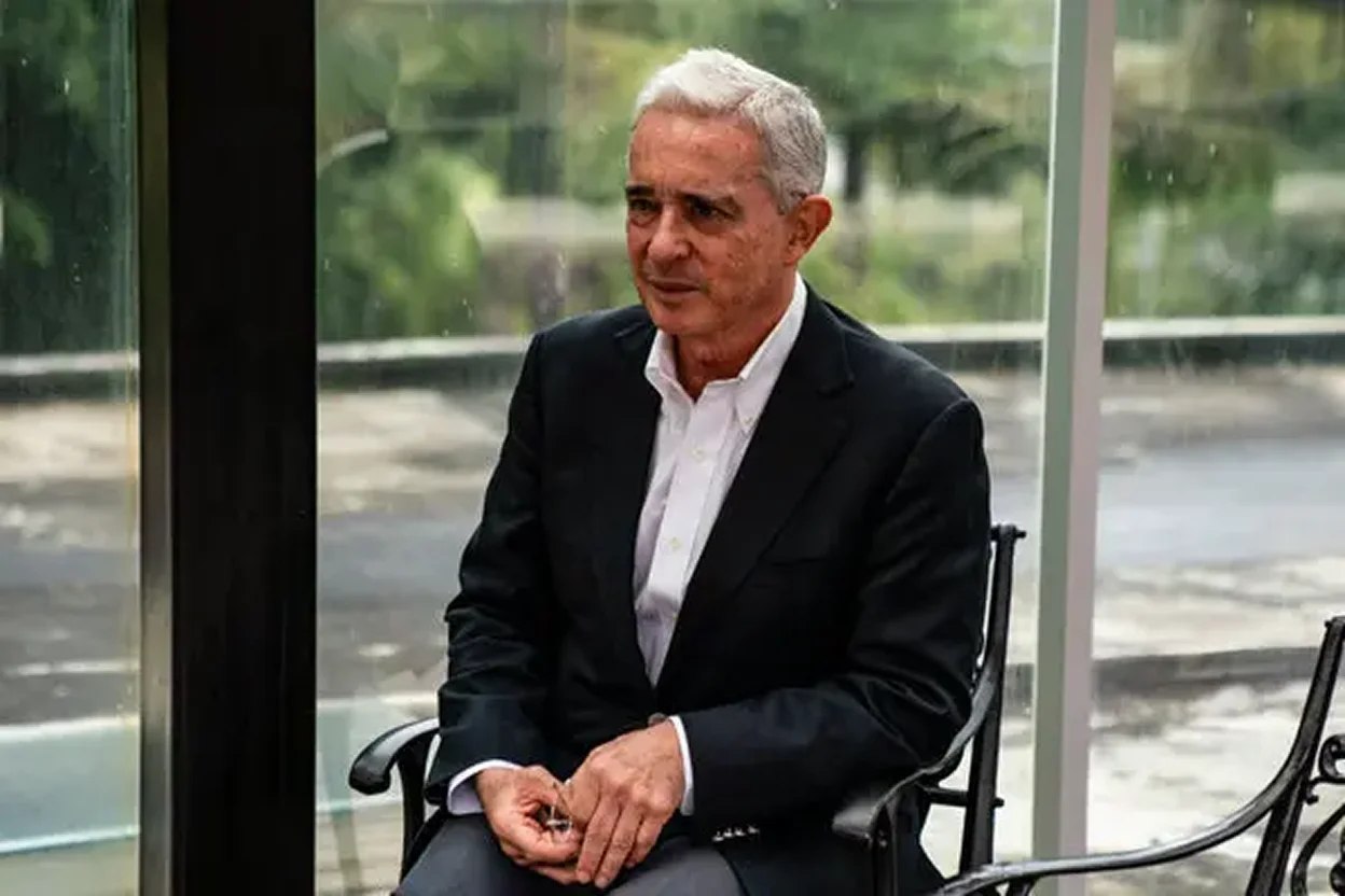 Álvaro Uribe, expresidente de Colombia, declarado culpable por soborno y fraude procesal