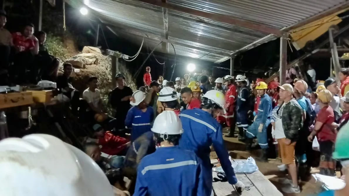 Salvan con Vida a los 18 Mineros Atrapados en una Mina Ilegal de Oro en Colombia