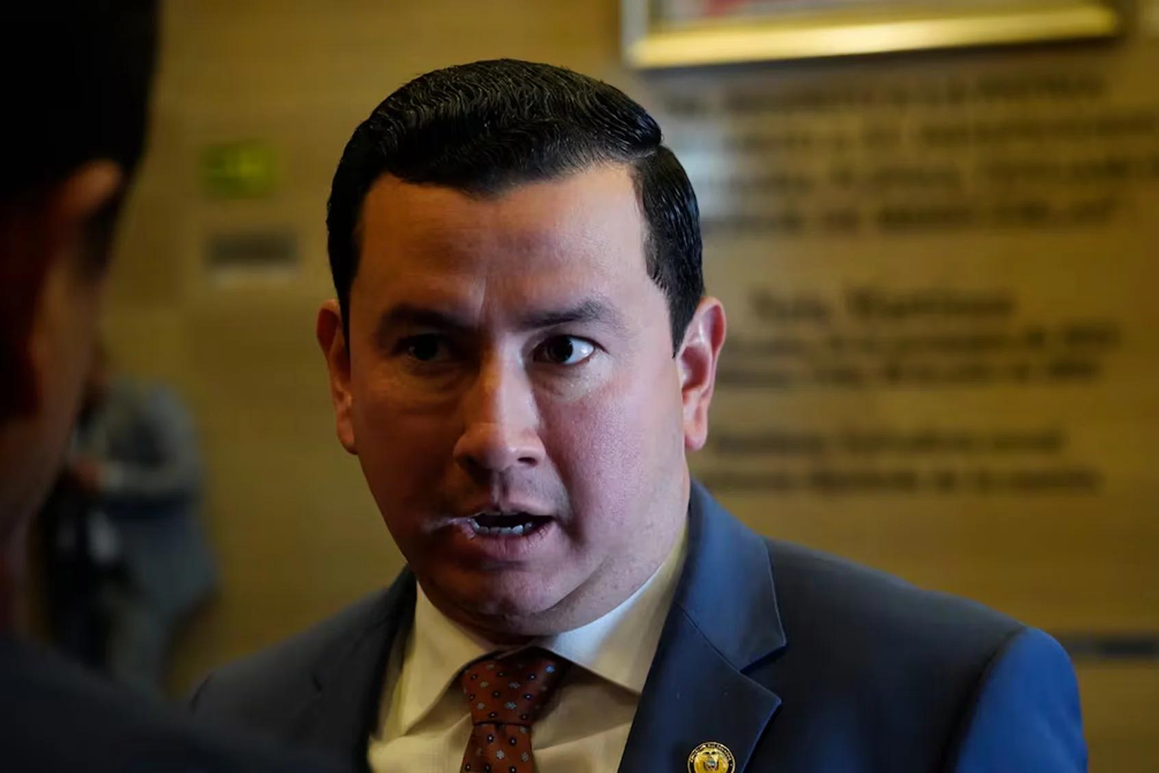 Daniel Salcedo entrega miles de documentos a la Comisión de Fiscalización