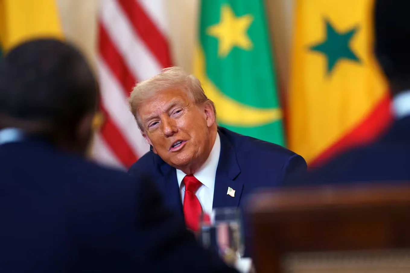 Quiénes pagarán la tarifa de integridad de visa de $250 que se contempla en nueva ley de Donald Trump