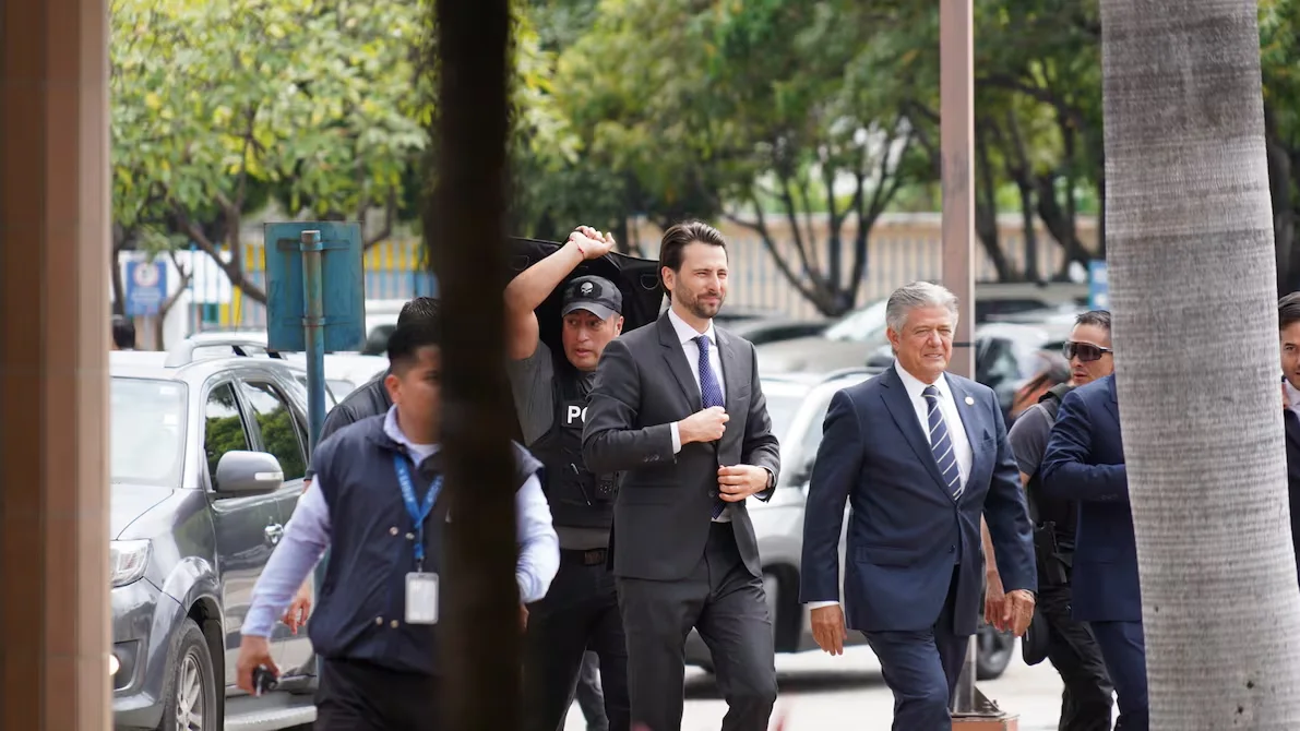 Queremos asegurarnos de que cada ecuatoriano está siendo tratado de manera digna