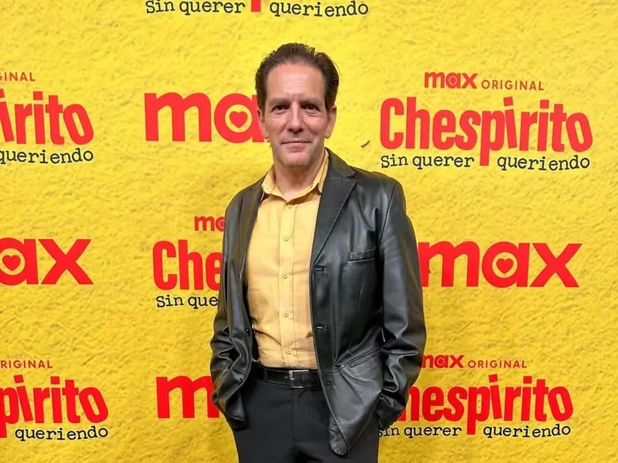 Él es Sebastián Moncayo, el actor ecuatoriano que aparece en la serie de ‘Chespirito’
