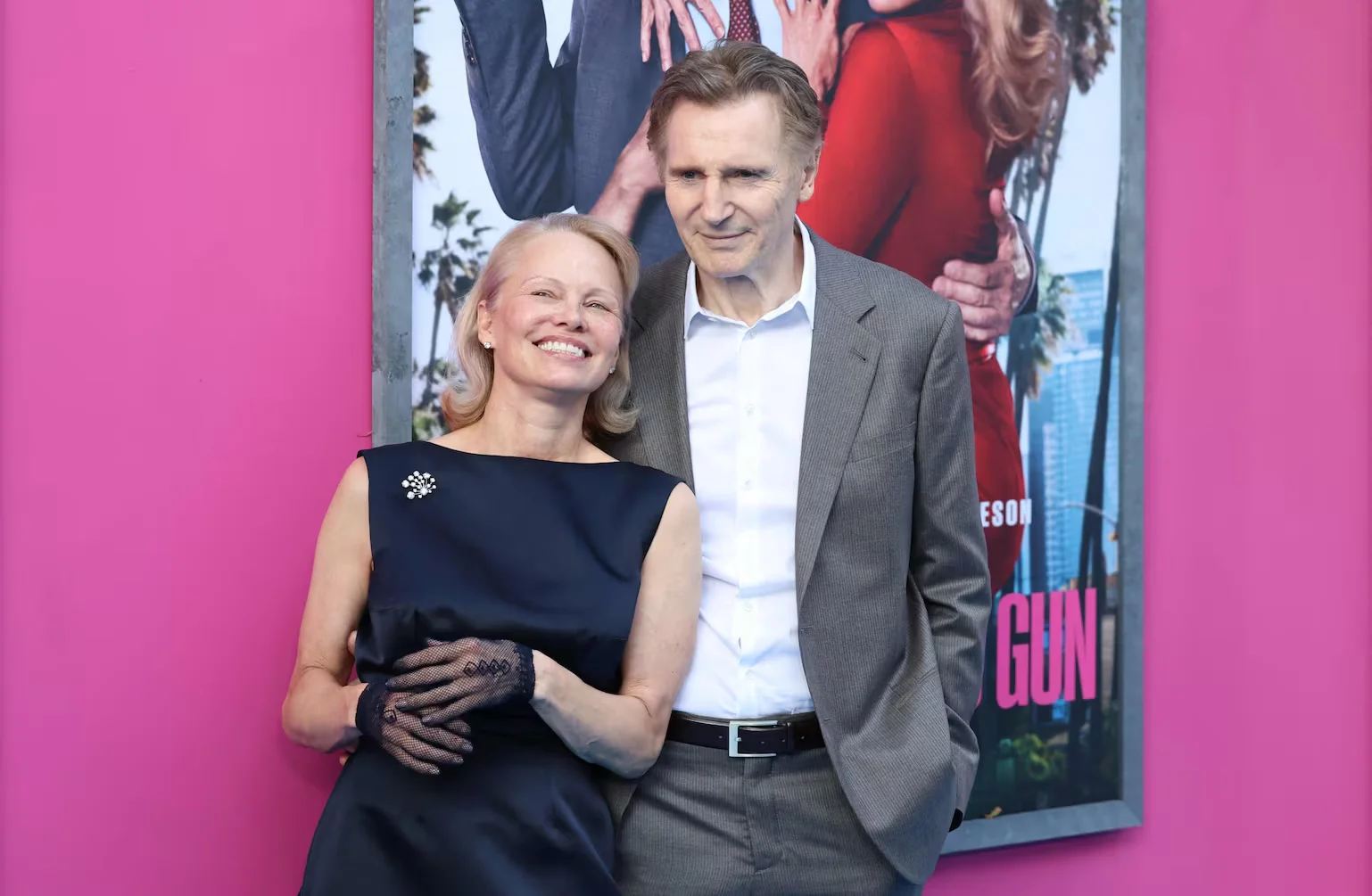 Pamela Anderson y Liam Neeson confirman su romance en medio del estreno de “The Naked Gun”