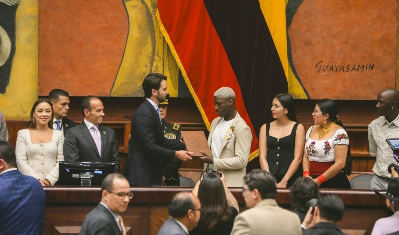 Moisés Caicedo emociona a Ecuador con poderoso discurso en la Asamblea Nacional