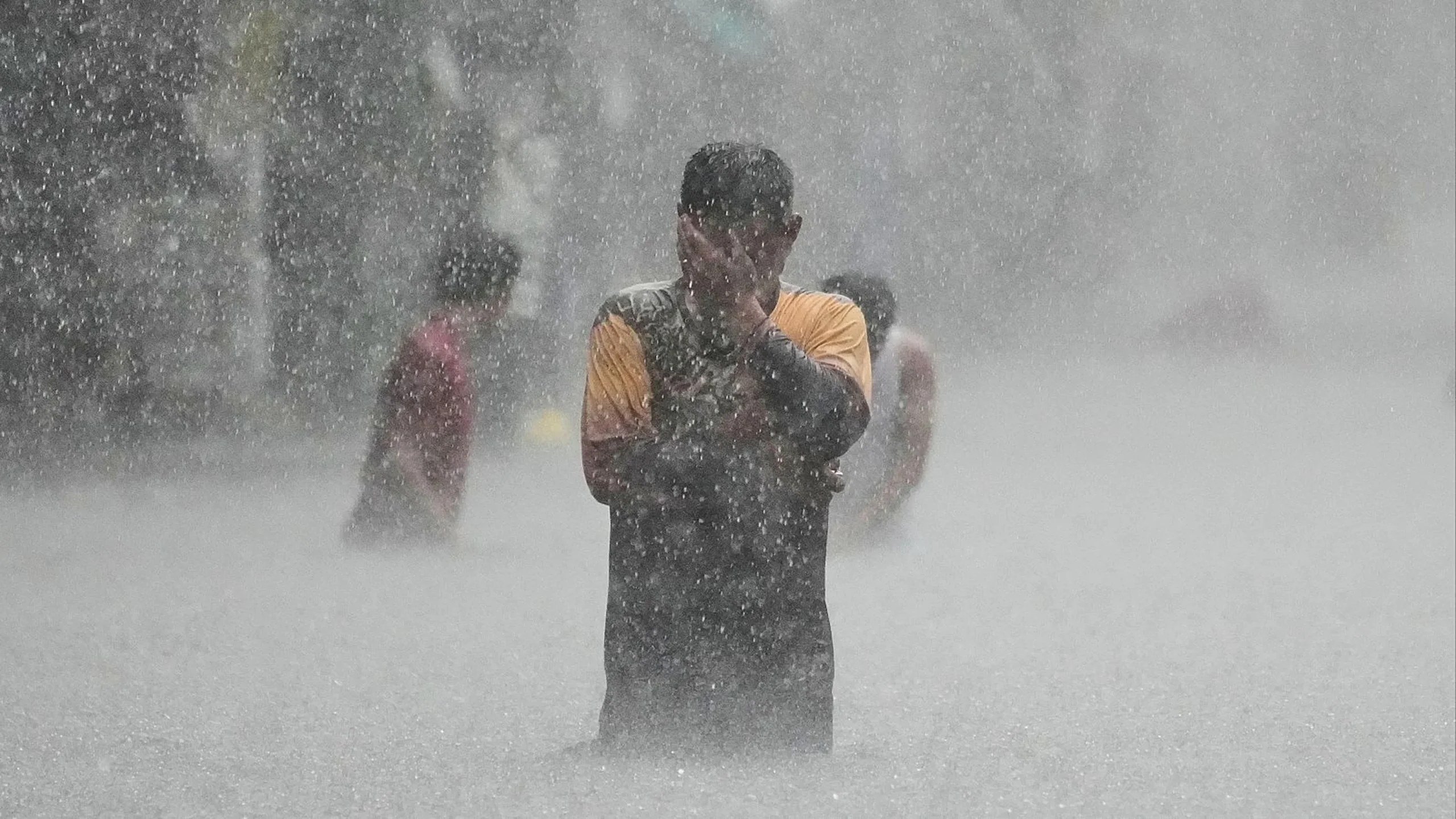 Tormenta Wipha toca tierra en Vietnam y golpea con fuerza