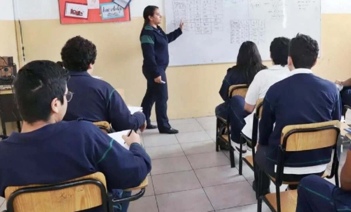 Ministerio de Educación suspende clases presenciales en varias zonas del litoral por alerta de tsunami