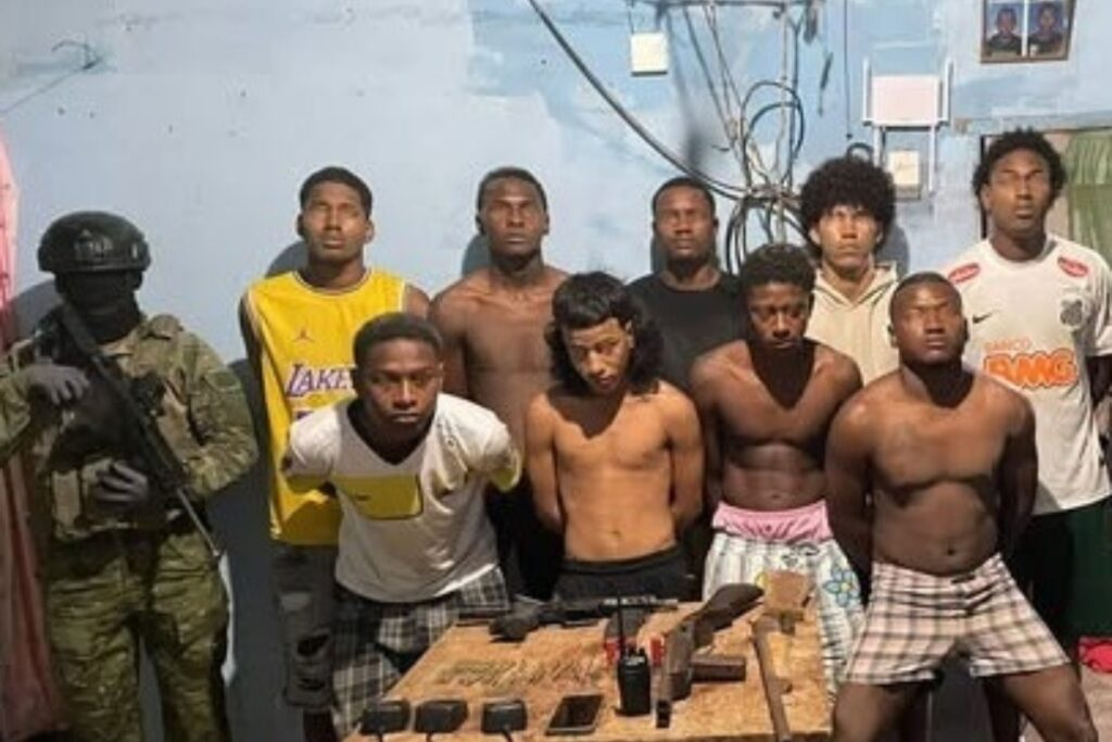 Detienen en Esmeraldas a 9 presuntos miembros de Los Choneros armados con fusil y escopetas