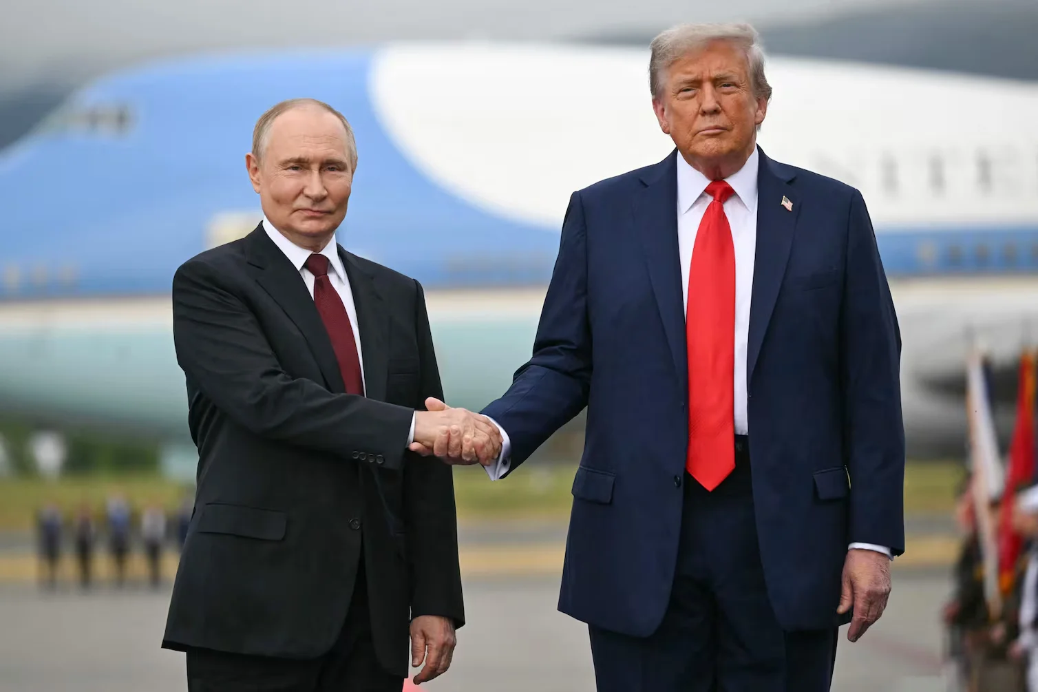 Trump planea llamar a Putin tras su reunión con Zelenski y líderes europeos en la Casa Blanca