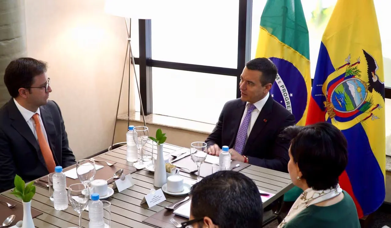 Ecuador impulsa reactivación de vuelos directos con Brasil durante visita oficial