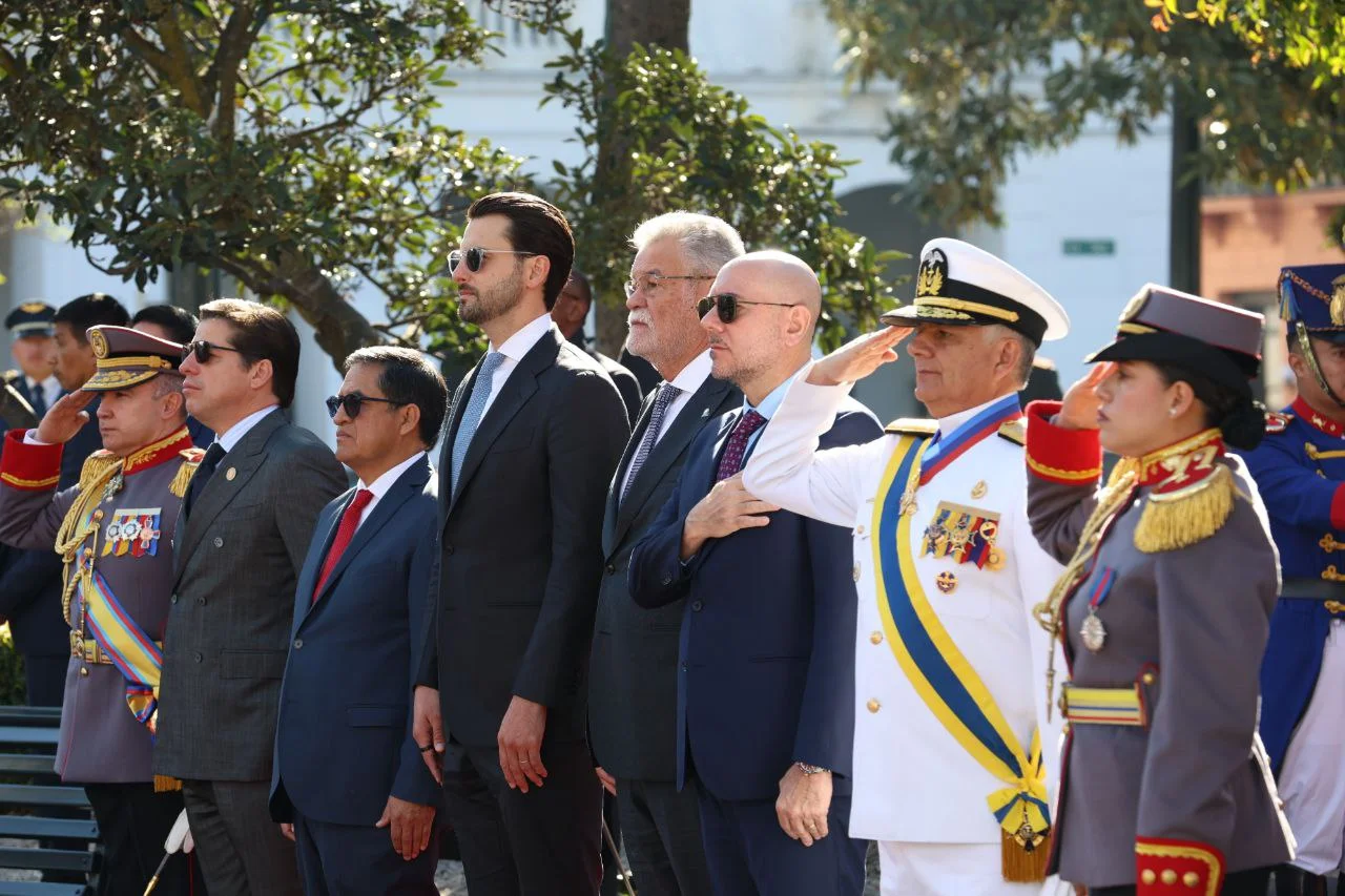 Daniel Noboa rinde homenaje a los héroes del 10 de Agosto de 1809