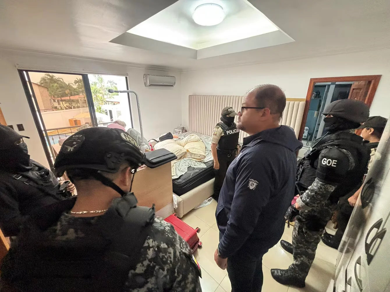 Máscara de Pablo Escobar, dinero y caletas: los impactantes hallazgos del operativo Apolo 3.0 contra Las Águilas en Daule