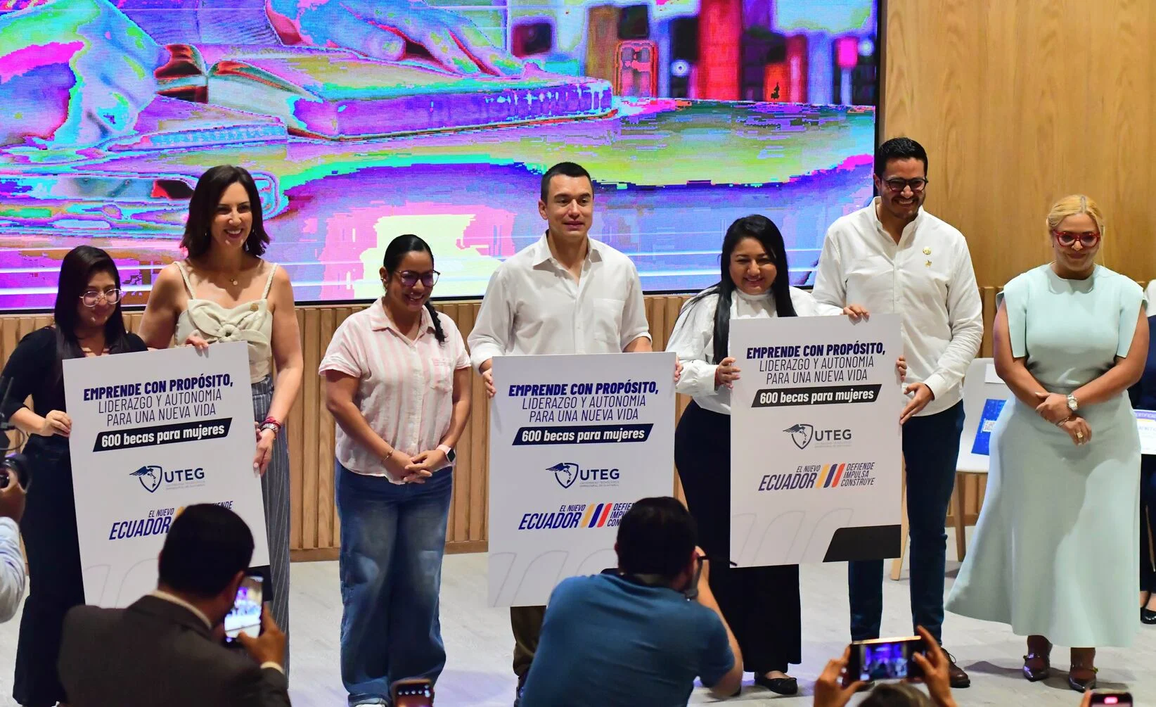 Daniel Noboa entrega 300 becas para mujeres emprendedoras