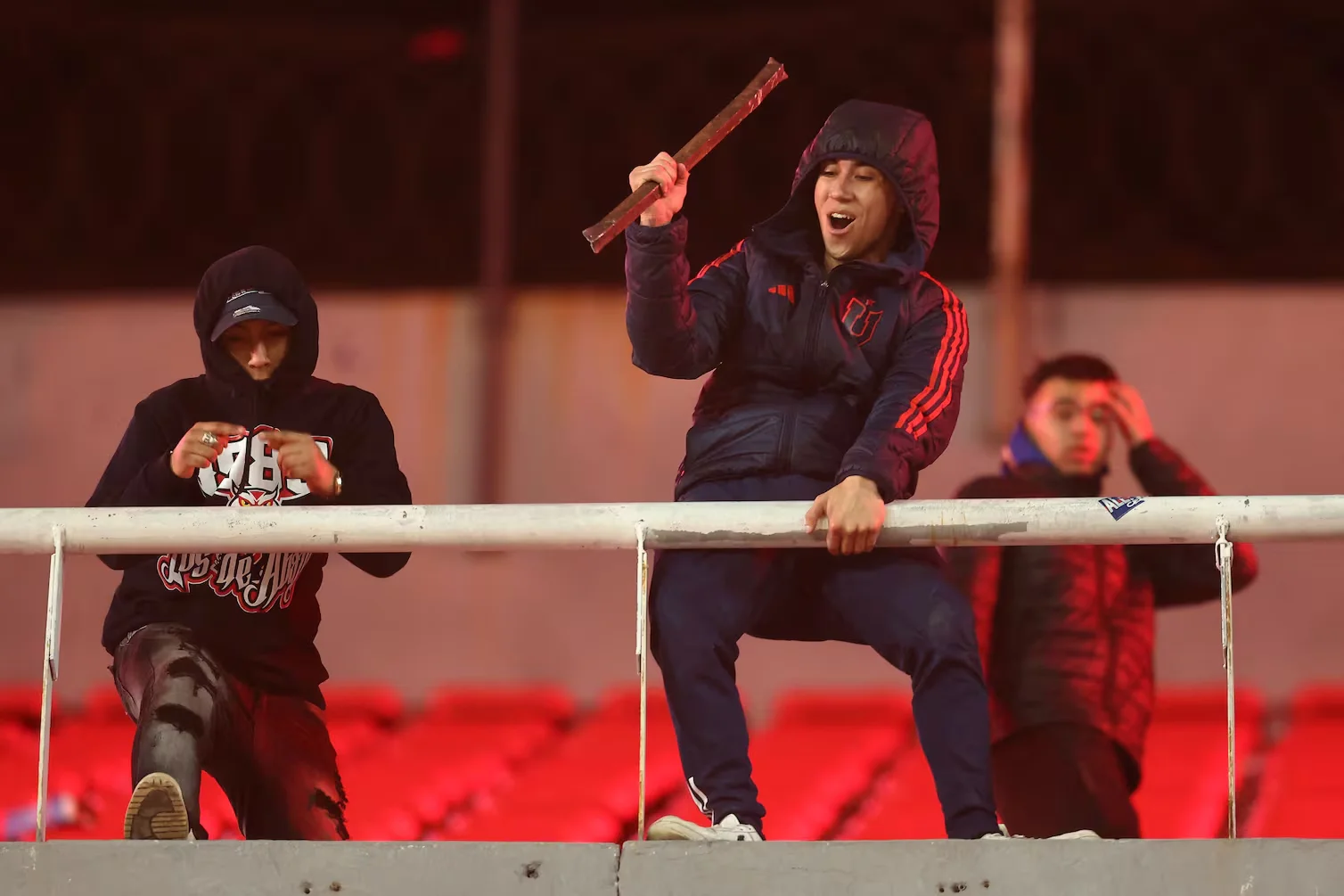 Más de 100 hinchas chilenos detenidos tras violentos incidentes en Independiente vs. Universidad de Chile