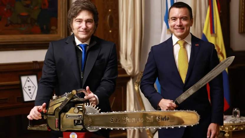 Javier Milei posa con su famosa motosierra mientras Daniel Noboa lo acompaña con un machete