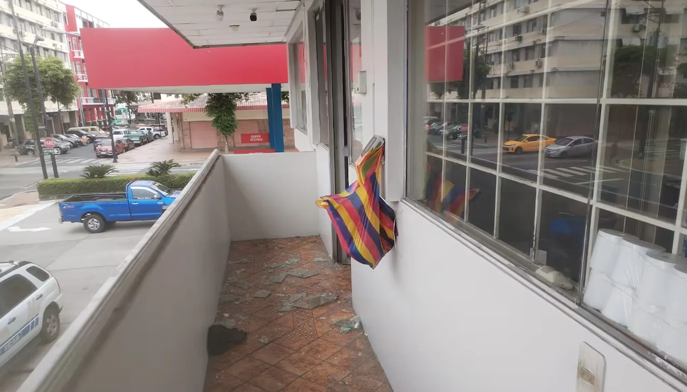 Delincuentes roban cerca de $20.000 en gasolinera de Guayaquil y asesinan a un cliente