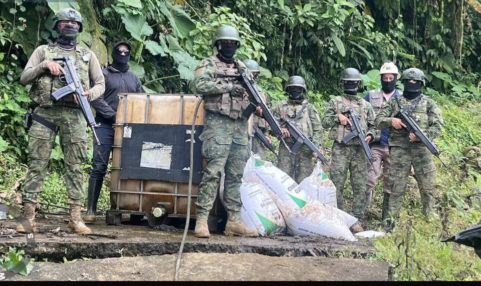 30 extranjeros, entre peruanos y venezolanos, detenidos en operativo contra la minería ilegal en Ecuador